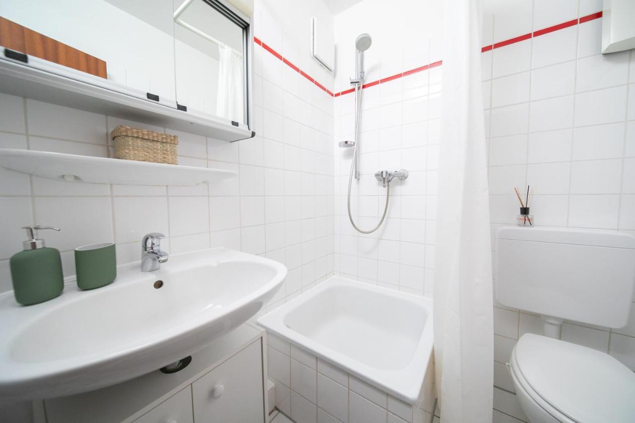 Studio Shiny - Zentral Mit Balkon - Messe - Kueche Neuss Exterior photo