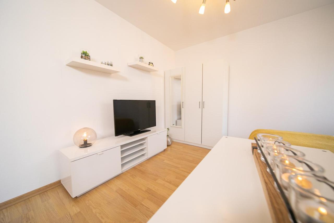 Studio Shiny - Zentral Mit Balkon - Messe - Kueche Neuss Exterior photo