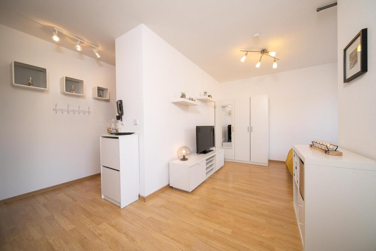 Studio Shiny - Zentral Mit Balkon - Messe - Kueche Neuss Exterior photo